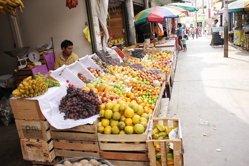 Un menú al paso ofrece Ada Galarza de 59 años, pobladora de Mi Perú, en el mercado Señor Cautivo de Ayabaca en Ventanilla