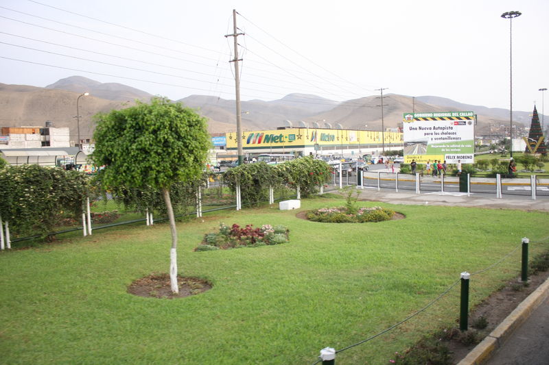 Una vista del pujante distrito de Ventanilla a través de sus parques y avenidas.
