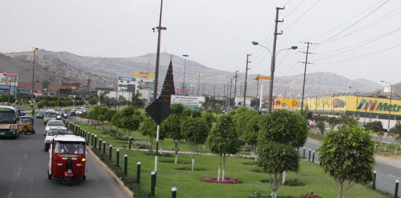 Una vista del pujante distrito de Ventanilla a través de sus parques y avenidas.