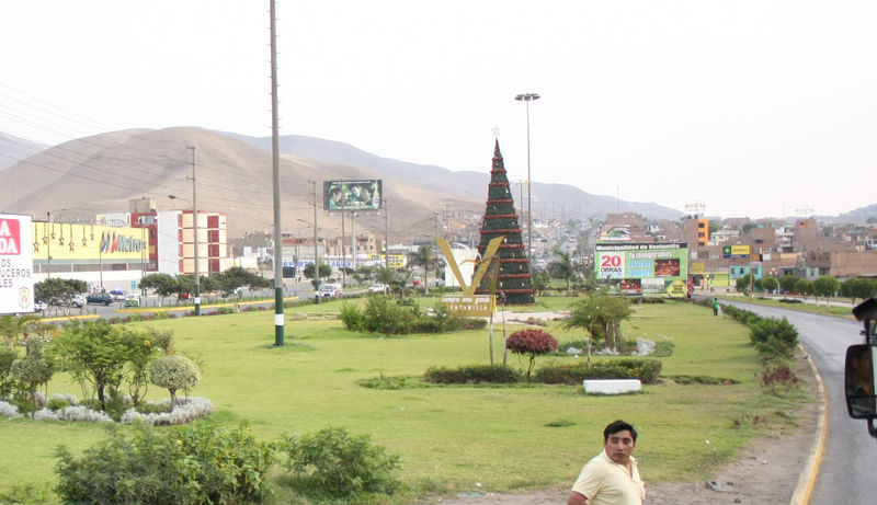 Una vista del pujante distrito de Ventanilla a través de sus parques y avenidas.