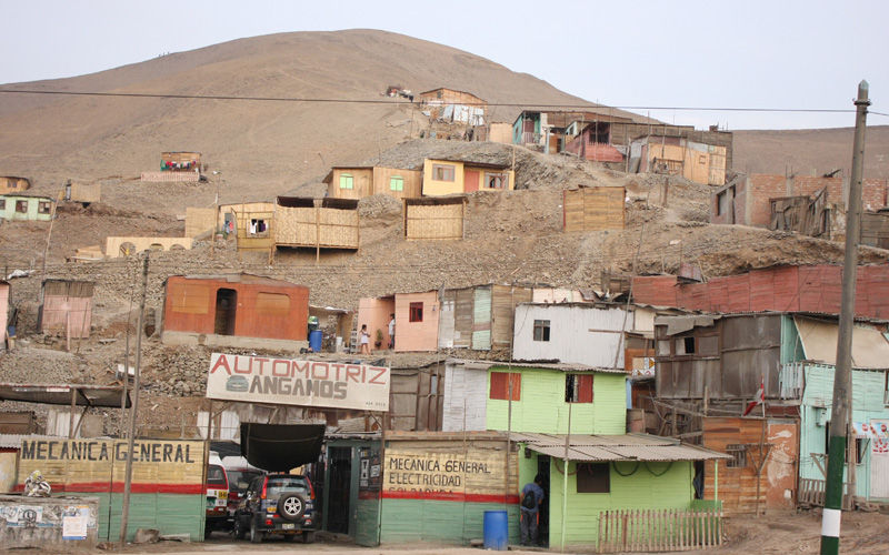 Miles de casas en Ventanilla esperan aun el agua y la luz para una mejor calidad de vida