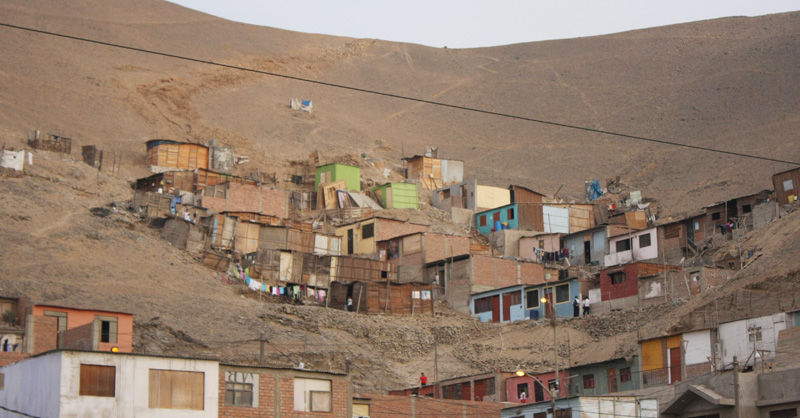 Miles de casas en Ventanilla esperan aun el agua y la luz para una mejor calidad de vida