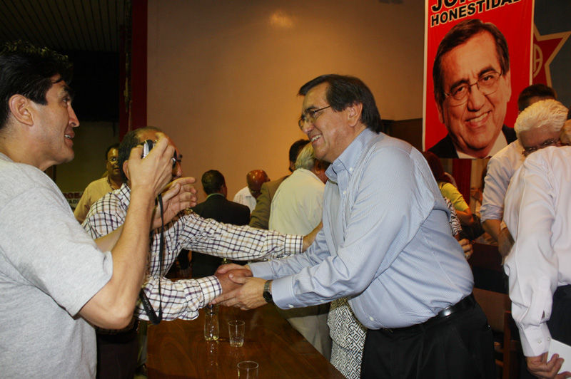 Un animado Jorge del Castillo declaró tras participar en su acto de desagravio en la llamada Casa del Pueblo