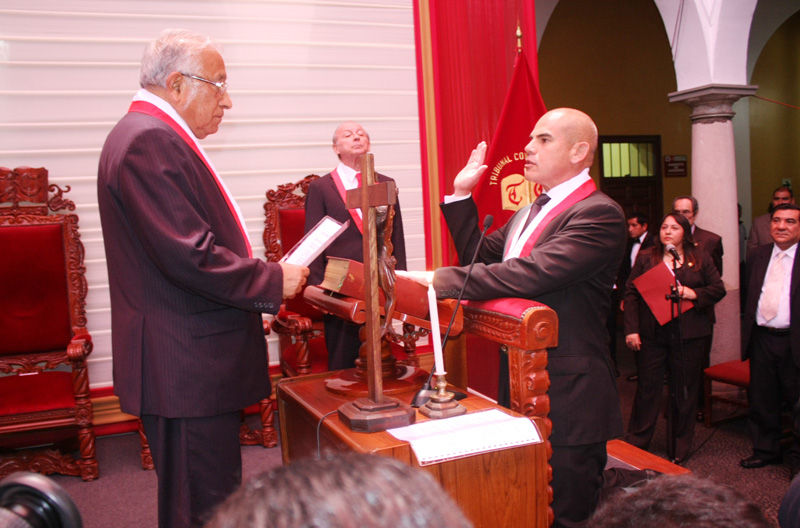 El magistrado Ernesto Álvarez Miranda juramentó como presidente del Tribunal Constitucional