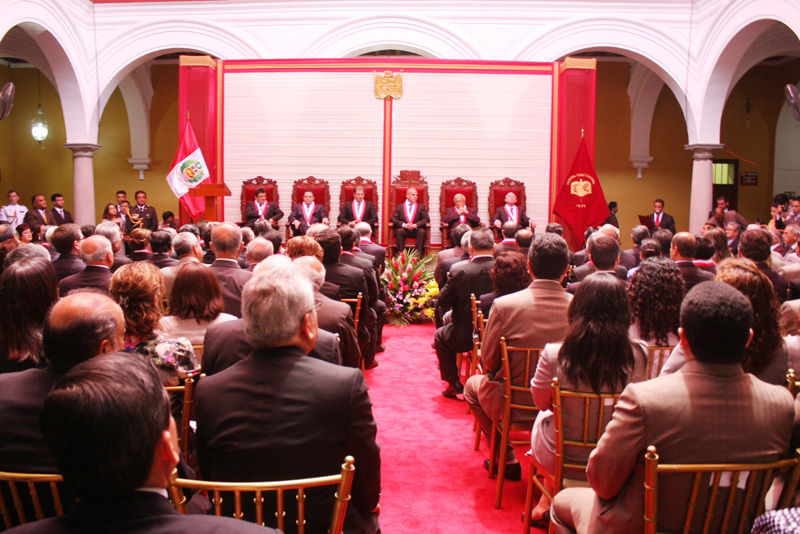 El magistrado Ernesto Álvarez Miranda juramentó como presidente del Tribunal Constitucional