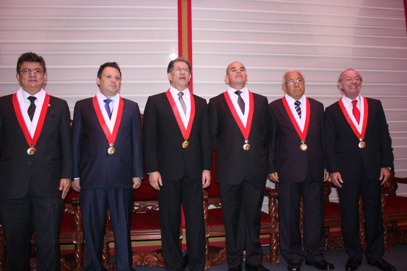 El magistrado Ernesto Álvarez Miranda juramentó como presidente del Tribunal Constitucional