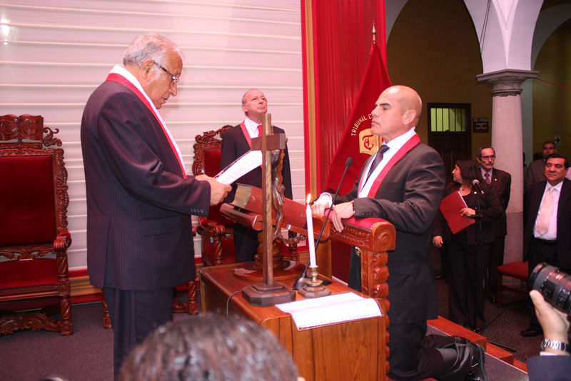 El magistrado Ernesto Álvarez Miranda juramentó como presidente del Tribunal Constitucional