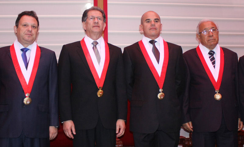 El magistrado Ernesto Álvarez Miranda juramentó como presidente del Tribunal Constitucional