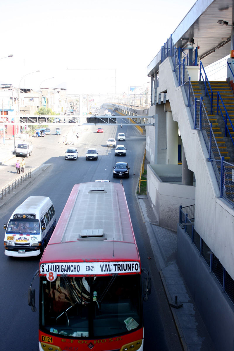 Miles de pobladores de San Juan de Miraflores transitan diariamente por el Puente Atocongo