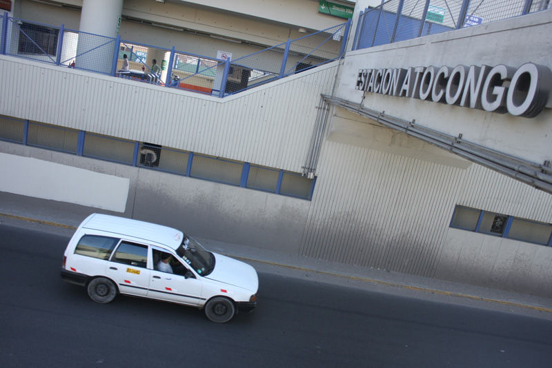 Miles de pobladores de San Juan de Miraflores transitan diariamente por el Puente Atocongo