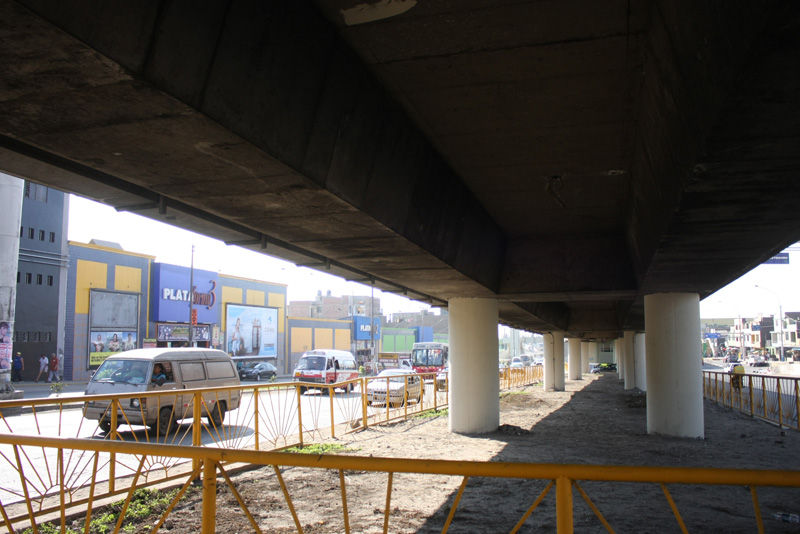 Miles de pobladores de San Juan de Miraflores transitan diariamente por el Puente Atocongo