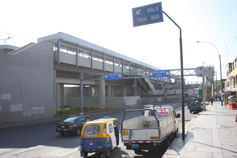 Miles de pobladores de San Juan de Miraflores transitan diariamente por el Puente Atocongo