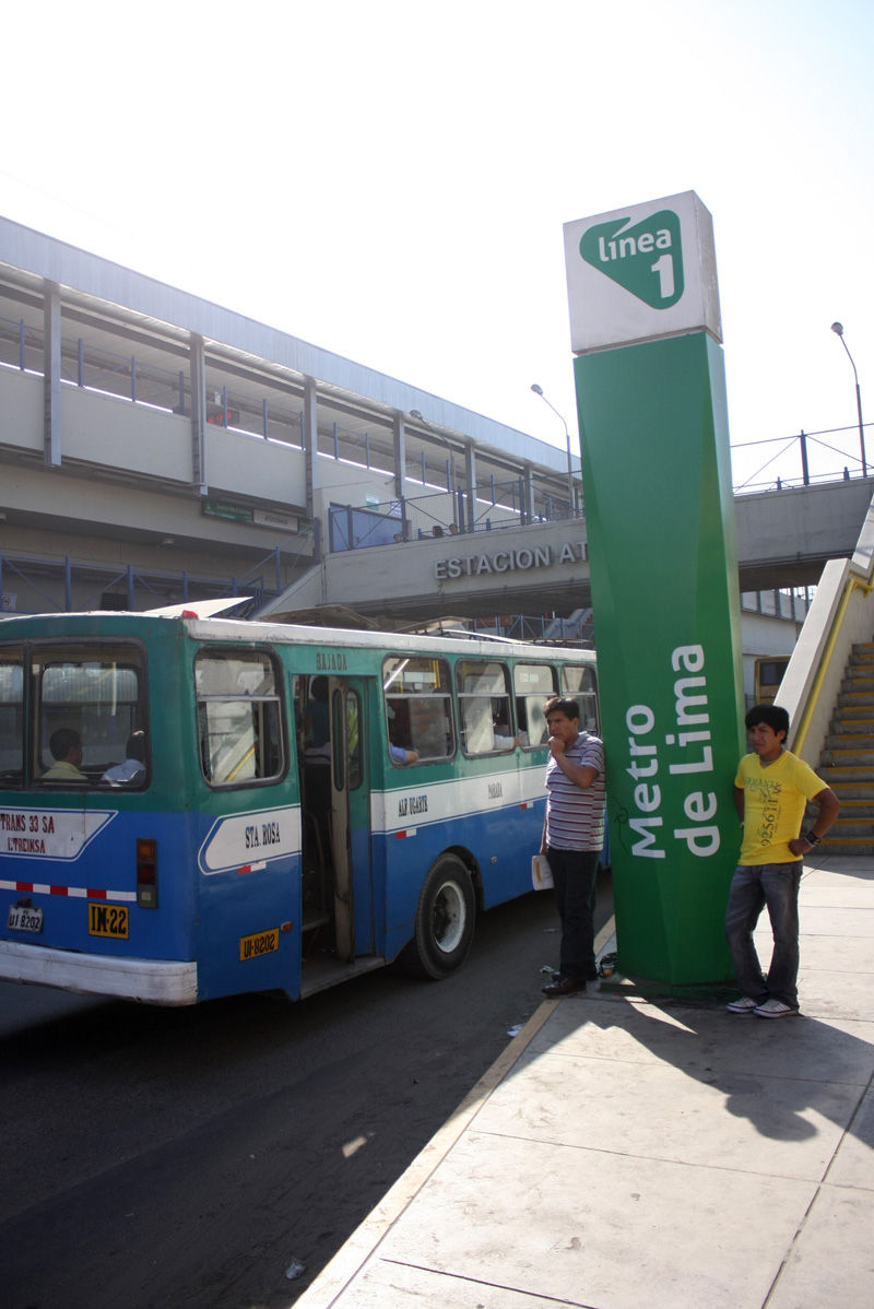 Miles de pobladores de San Juan de Miraflores transitan diariamente por el Puente Atocongo