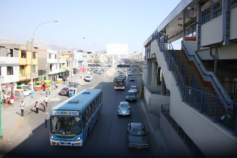 Miles de pobladores de San Juan de Miraflores transitan diariamente por el Puente Atocongo
