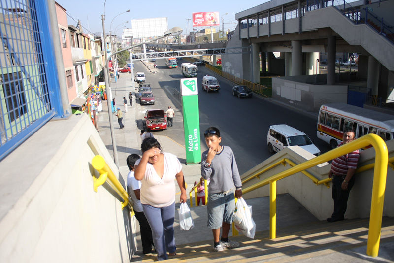Miles de pobladores de San Juan de Miraflores transitan diariamente por el Puente Atocongo