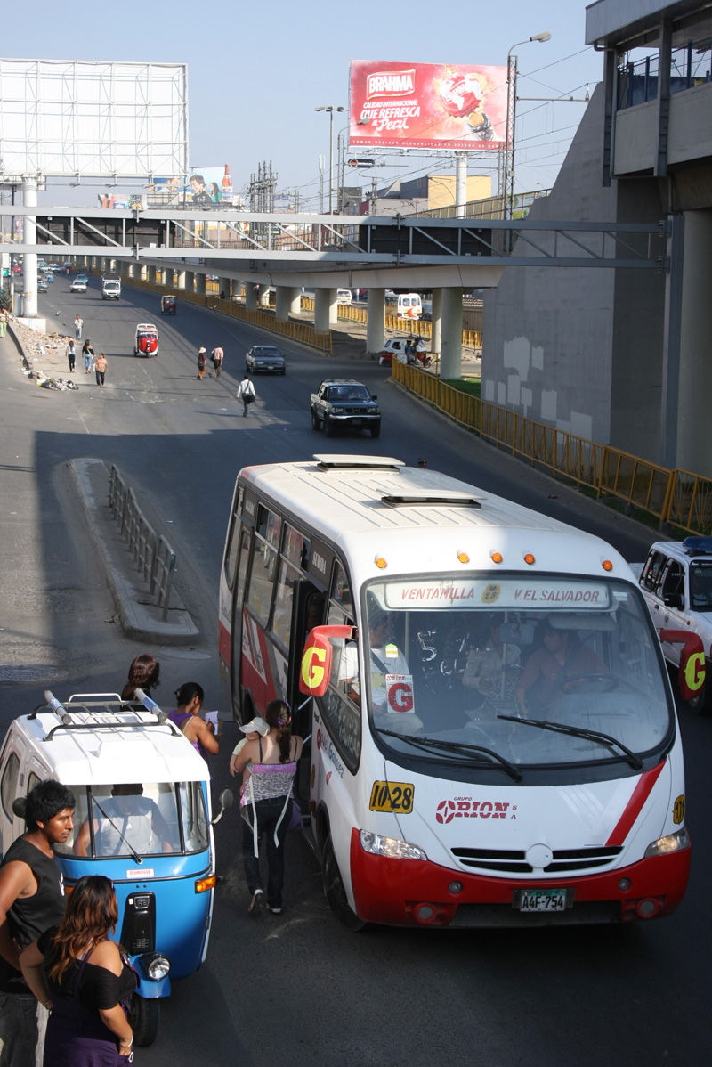 Miles de pobladores de San Juan de Miraflores transitan diariamente por el Puente Atocongo