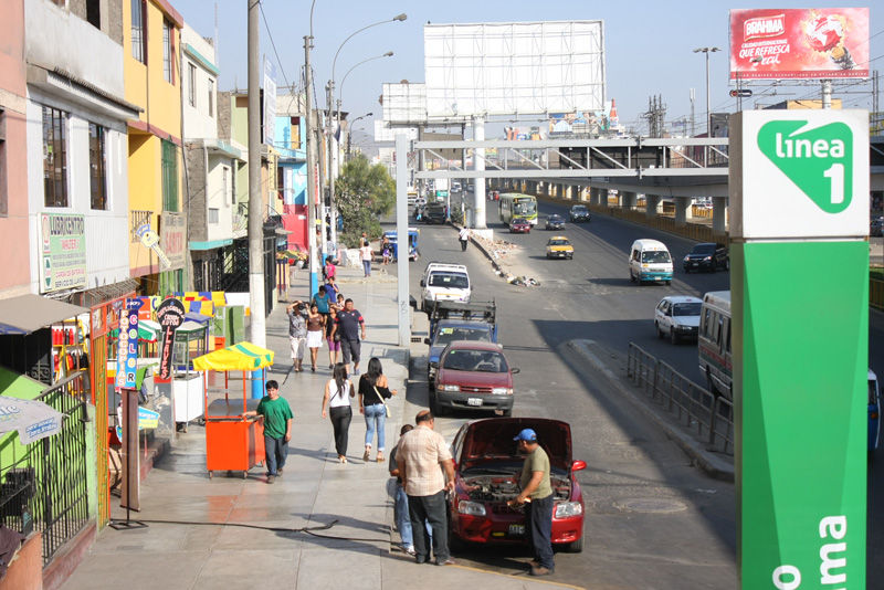 Miles de pobladores de San Juan de Miraflores transitan diariamente por el Puente Atocongo