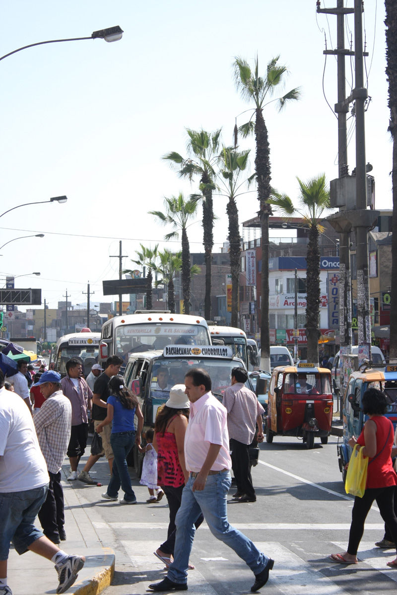 La cuadra once de la avenida San Juan de Miraflores es una de las más concurridas del distrito