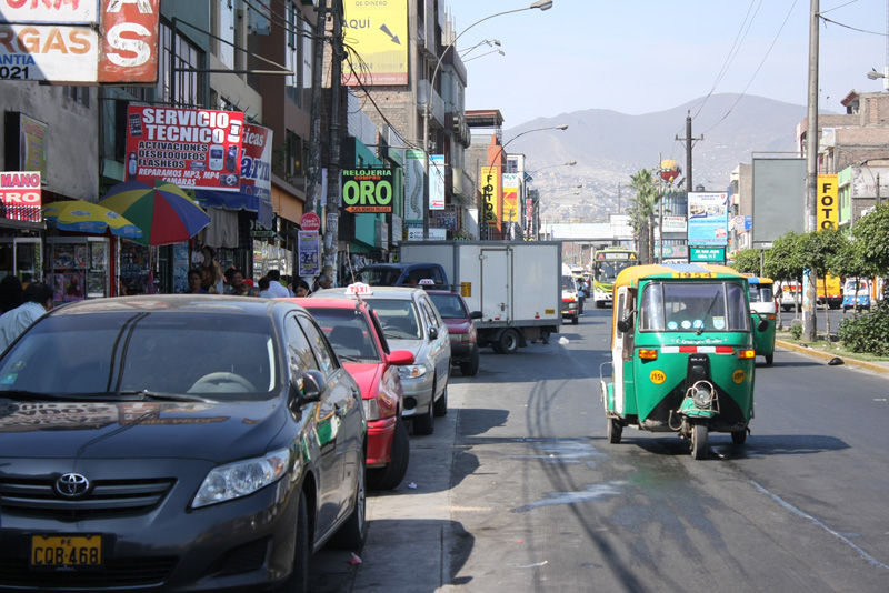 La cuadra once de la avenida San Juan de Miraflores es una de las más concurridas del distrito
