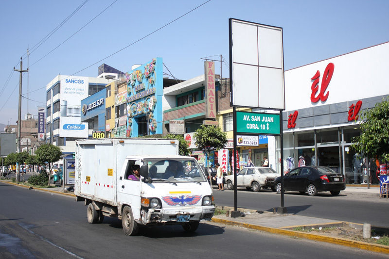 La cuadra once de la avenida San Juan de Miraflores es una de las más concurridas del distrito