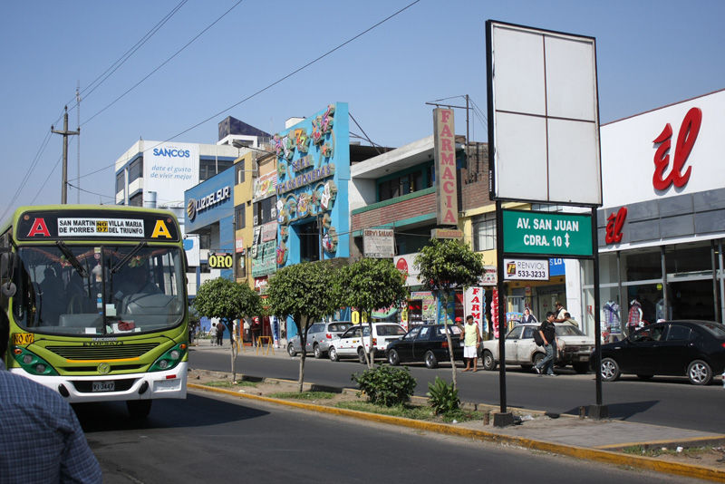La cuadra once de la avenida San Juan de Miraflores es una de las más concurridas del distrito