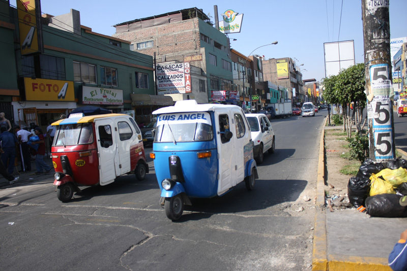 La cuadra once de la avenida San Juan de Miraflores es una de las más concurridas del distrito