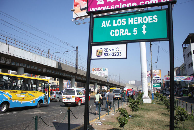 En la avenida Los Héroes en San Juan de Miraflores el tráfico es cada día más intenso