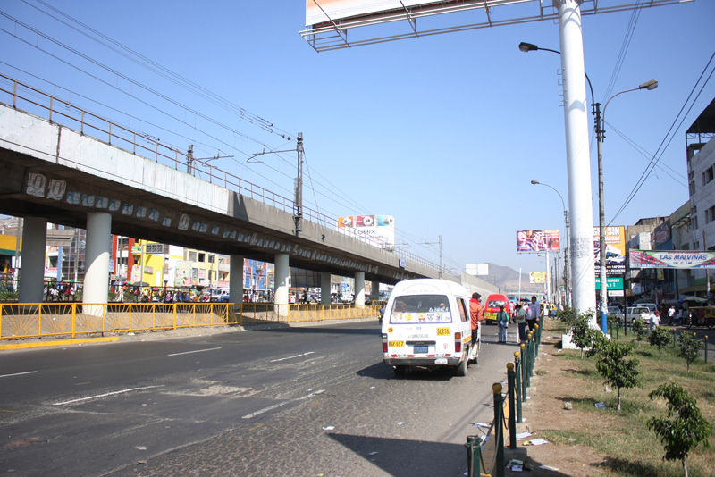 En la avenida Los Héroes en San Juan de Miraflores el tráfico es cada día más intenso