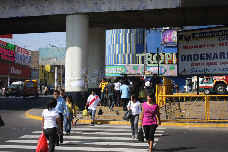 En la avenida Los Héroes en San Juan de Miraflores el tráfico es cada día más intenso