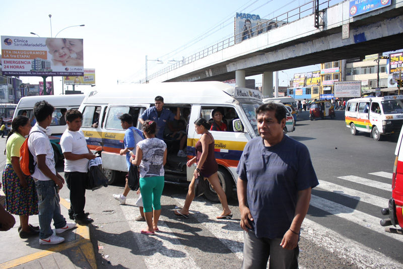 En la avenida Los Héroes en San Juan de Miraflores el tráfico es cada día más intenso