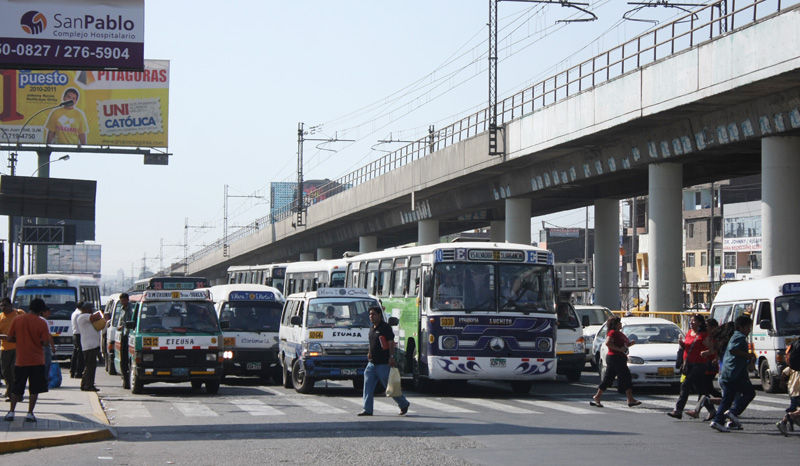 En la avenida Los Héroes en San Juan de Miraflores el tráfico es cada día más intenso