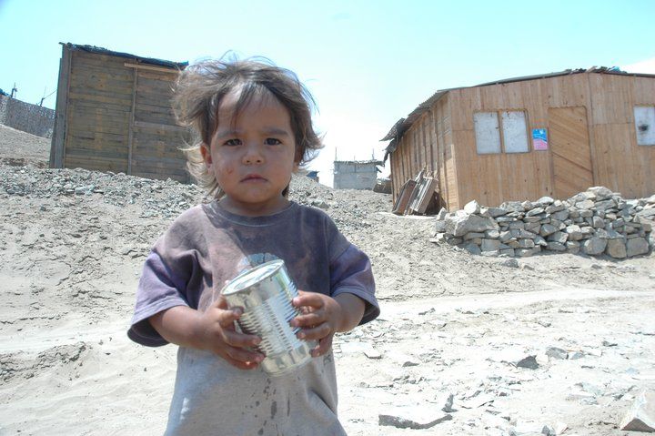 Niños caminan descalzos por las arenosas calles del Asentamiento Humano Los Jardines en Mi Perú - Ventanilla