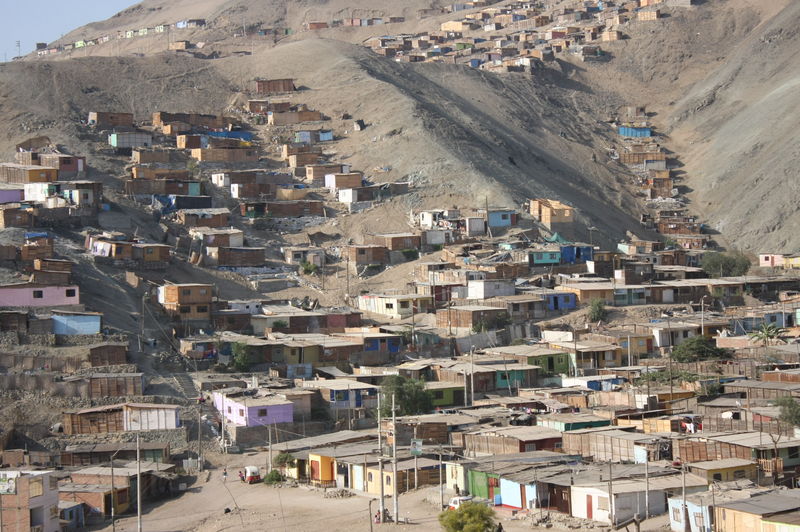 Niños caminan descalzos por las arenosas calles del Asentamiento Humano Los Jardines en Mi Perú - Ventanilla