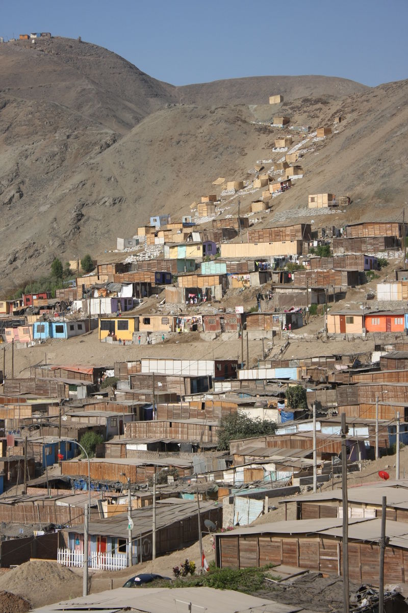 Niños caminan descalzos por las arenosas calles del Asentamiento Humano Los Jardines en Mi Perú - Ventanilla
