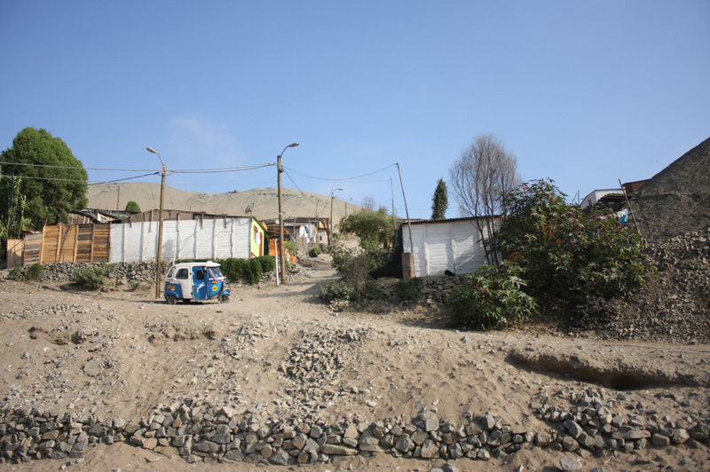 Niños caminan descalzos por las arenosas calles del Asentamiento Humano Los Jardines en Mi Perú - Ventanilla