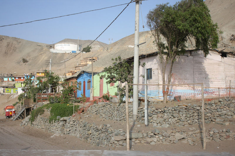 Niños caminan descalzos por las arenosas calles del Asentamiento Humano Los Jardines en Mi Perú - Ventanilla