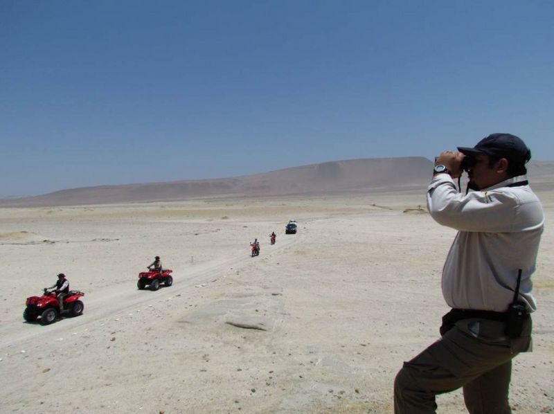 Aficionados se dan cita en Nasca para observar a los competidores del Dakar 2012 a su paso por nuestro país.