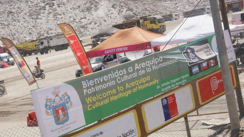 Aficionados se dan cita en Nasca para observar a los competidores del Dakar 2012 a su paso por nuestro país.