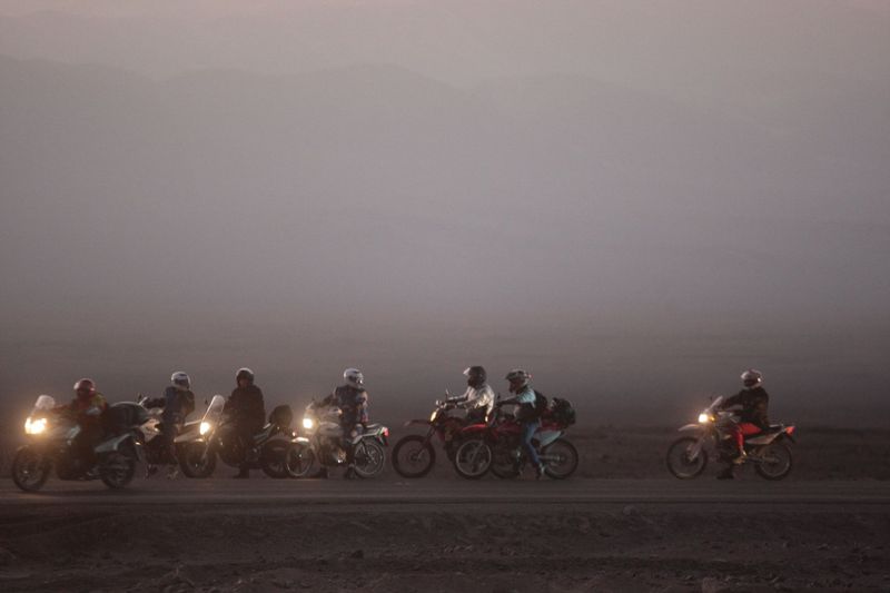 Aficionados se dan cita en Nasca para observar a los competidores del Dakar 2012 a su paso por nuestro país.