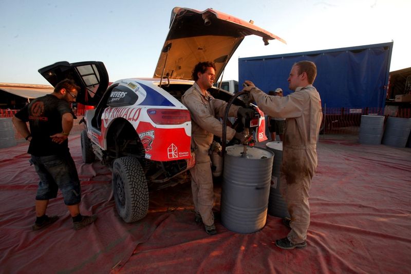 Cada equipo participante del Rally Dakar 2012 compite respaldado por un team de expertos mecánicos.