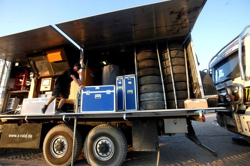 Cada equipo participante del Rally Dakar 2012 compite respaldado por un team de expertos mecánicos.