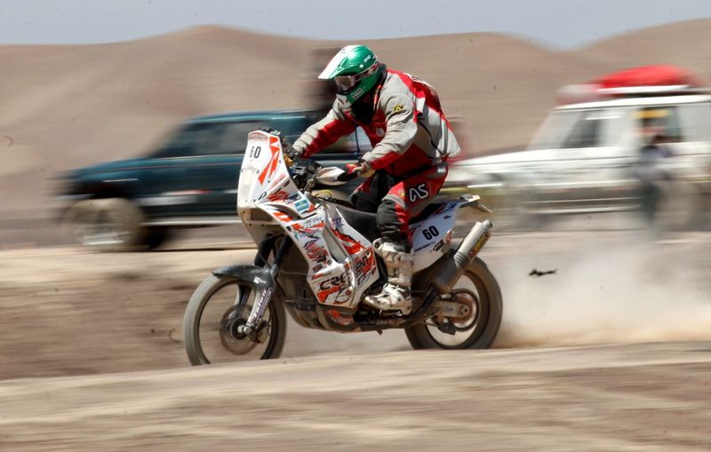 Cada equipo participante del Rally Dakar 2012 compite respaldado por un team de expertos mecánicos.