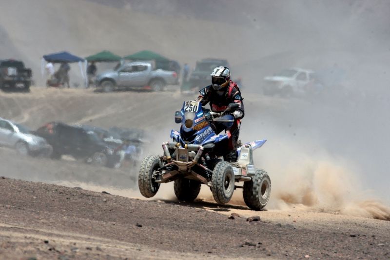 Cada equipo participante del Rally Dakar 2012 compite respaldado por un team de expertos mecánicos.