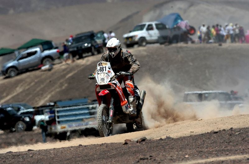 Cada equipo participante del Rally Dakar 2012 compite respaldado por un team de expertos mecánicos.