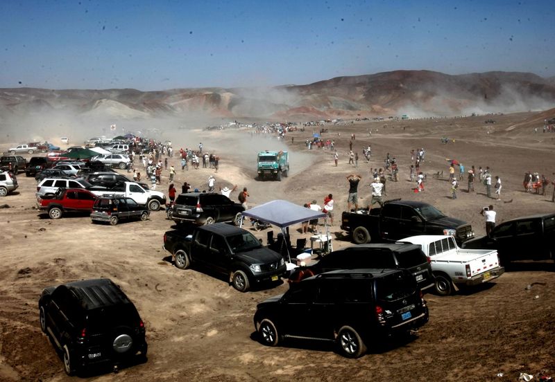 Cada equipo participante del Rally Dakar 2012 compite respaldado por un team de expertos mecánicos.
