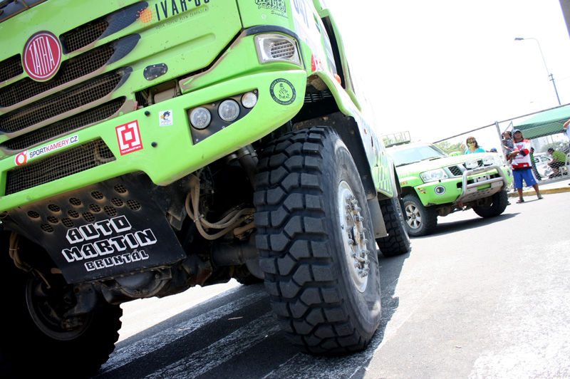 Autos, cuatrimotos, camionetas y motos que participaron en el Rally Dakar 2012 permanecieron en el Campo de Marte, en Lima.