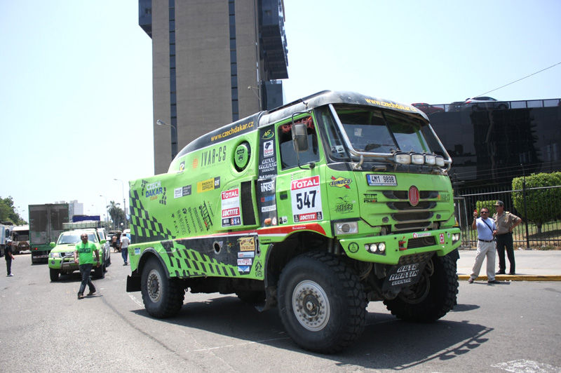 Autos, cuatrimotos, camionetas y motos que participaron en el Rally Dakar 2012 permanecieron en el Campo de Marte, en Lima.