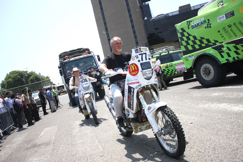 Autos, cuatrimotos, camionetas y motos que participaron en el Rally Dakar 2012 permanecieron en el Campo de Marte, en Lima.