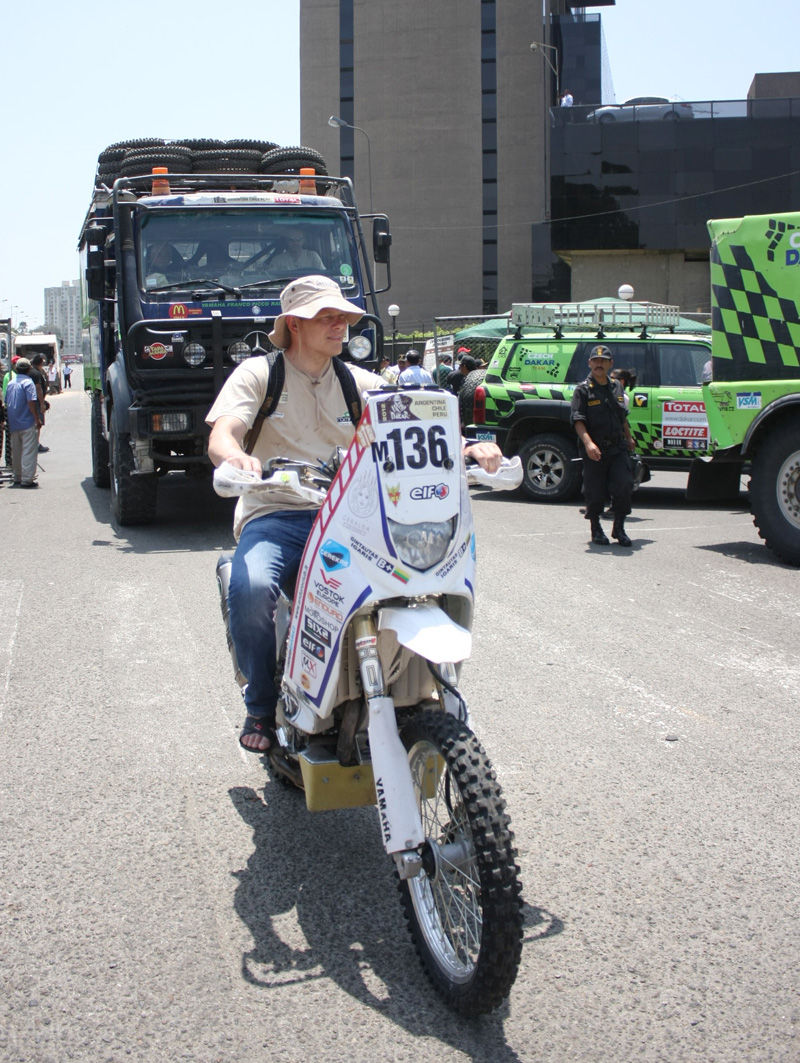 Autos, cuatrimotos, camionetas y motos que participaron en el Rally Dakar 2012 permanecieron en el Campo de Marte, en Lima.