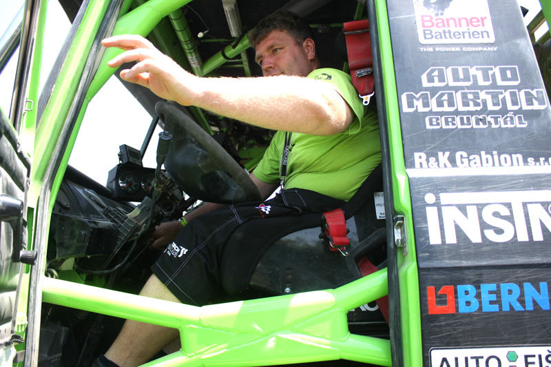 Autos, cuatrimotos, camionetas y motos que participaron en el Rally Dakar 2012 permanecieron en el Campo de Marte, en Lima.